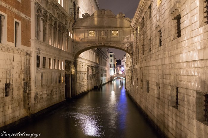 Venise canal nuit unzestedevoyage